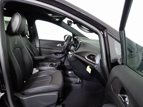 New 2026 Chrysler Pacifica Select w/ S Appearance Package image 31