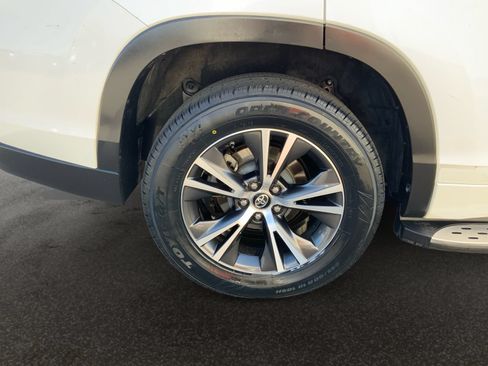 Used 2017 Toyota Highlander Plus FWD image 41