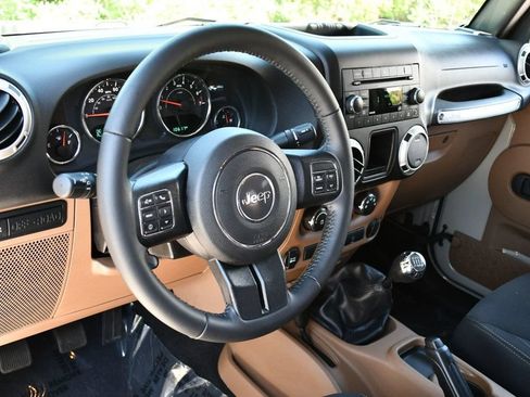Used 2018 Jeep Wrangler Unlimited Rubicon w/ Connectivity Group AWD/4WD image 38