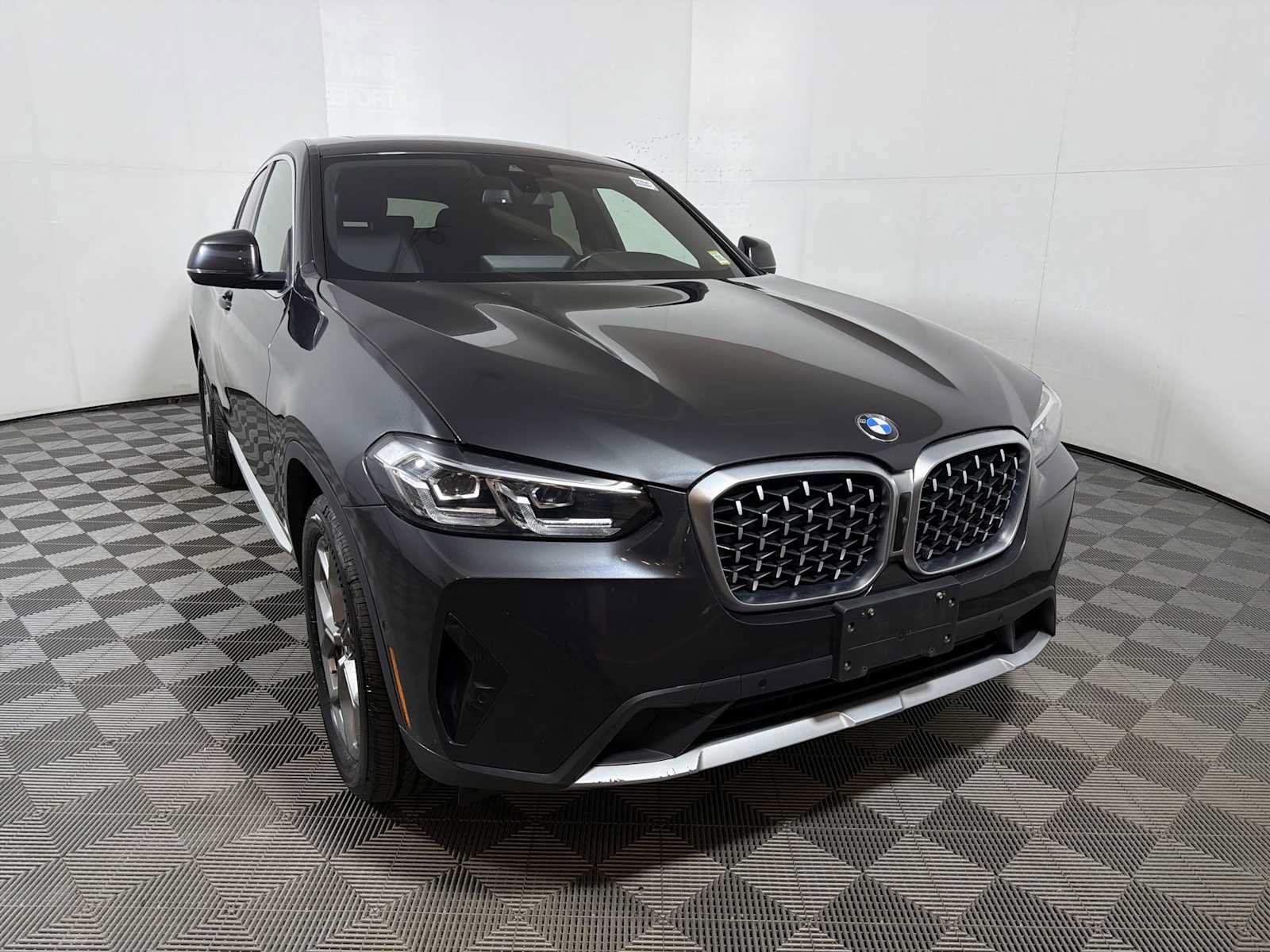 Used 2024 BMW X4 xDrive30i w/ Parking Assistance Package AWD/4WD image 2
