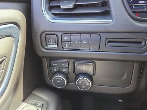 Used 2023 Chevrolet Suburban RST w/ Sport Performance Package image 38