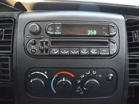 Used 2004 Dodge Dakota Sport w/ Deluxe Convenience Group image 17