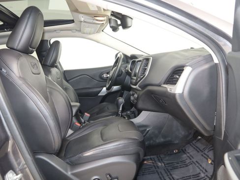 Used 2018 Jeep Cherokee Overland AWD/4WD image 13