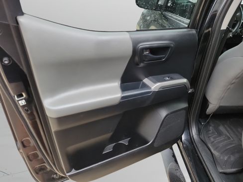 Used 2019 Toyota Tacoma SR5 AWD/4WD image 26