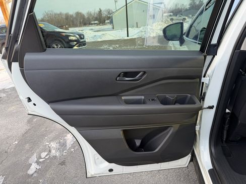 Used 2024 Nissan Pathfinder SV image 16