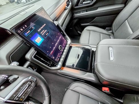 Used 2025 GMC Yukon XL Denali w/ Sun & Power Step Package image 9