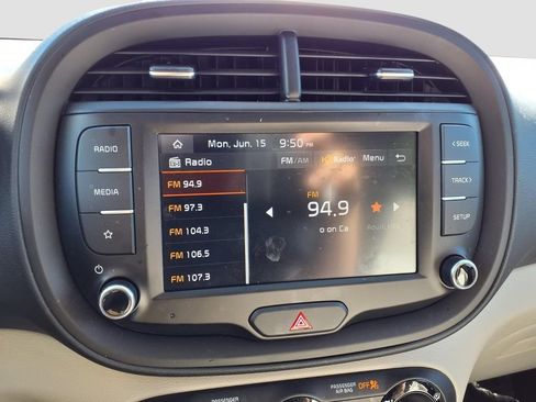 Used 2025 Kia Soul LX w/ LX Technology Package FWD image 15