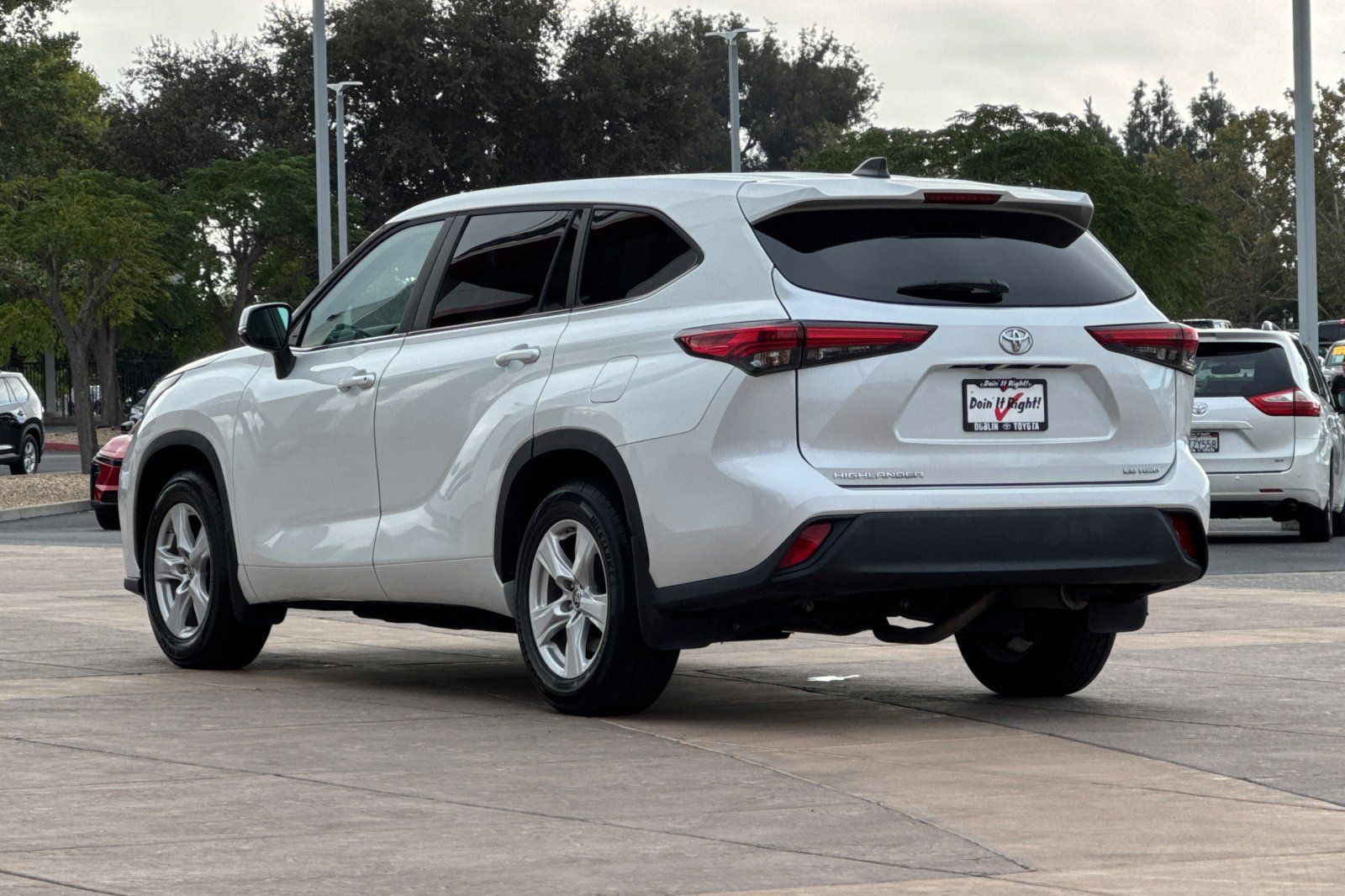 Used 2023 Toyota Highlander LE AWD/4WD image 7