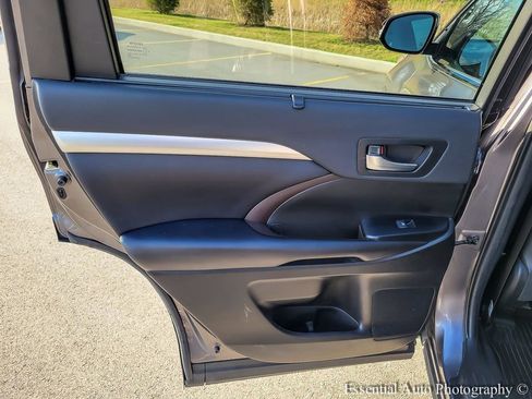 Used 2019 Toyota Highlander XLE image 28