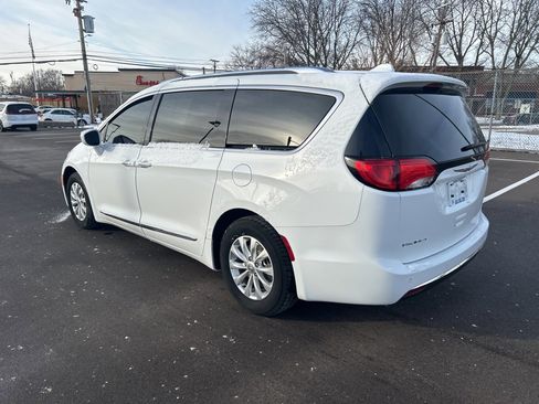 Used 2018 Chrysler Pacifica Touring-L Plus image 7