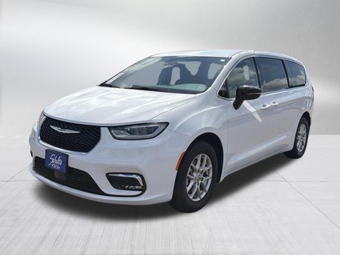 Used 2024 Chrysler Pacifica Touring-L FWD image 3
