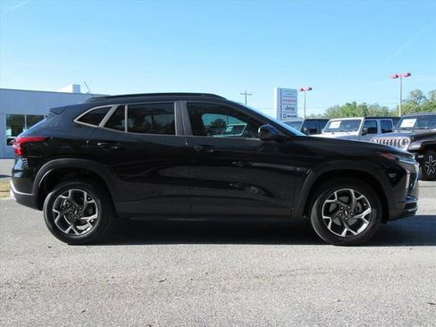 Used 2024 Chevrolet Trax LT w/ Driver Confidence Package FWD image 2