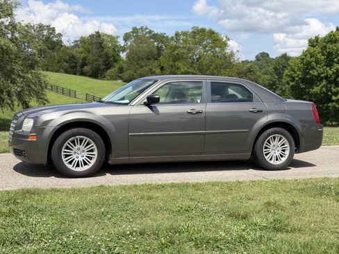 Used 2009 Chrysler 300 Touring RWD image 12