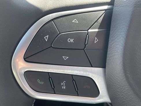 Used 2024 Chrysler Pacifica Touring-L FWD image 24