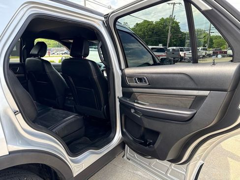 Used 2018 Ford Explorer XLT w/ Equipment Group 202A AWD/4WD image 46