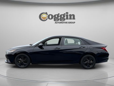 Used 2023 Hyundai Elantra SEL w/ Cargo Package image 2