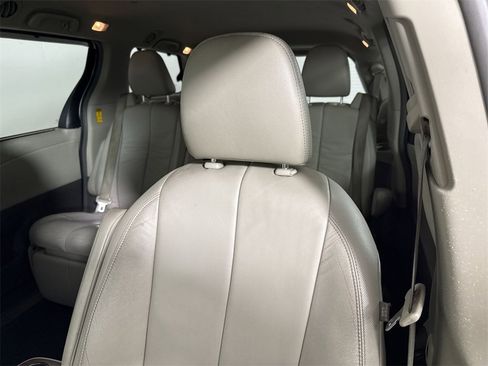 Used 2014 Toyota Sienna XLE image 40