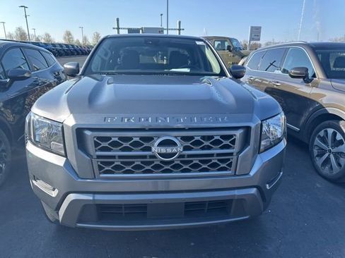 Used 2022 Nissan Frontier SV image 2