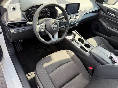 Used 2025 Nissan Altima 2.5 SV FWD image 2