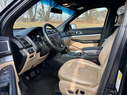 Used 2017 Ford Explorer XLT w/ Equipment Group 202A image 5