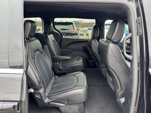 Used 2025 Chrysler Pacifica Select image 10