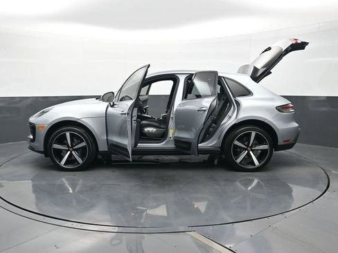 Certified 2025 Porsche Macan AWD/4WD image 30