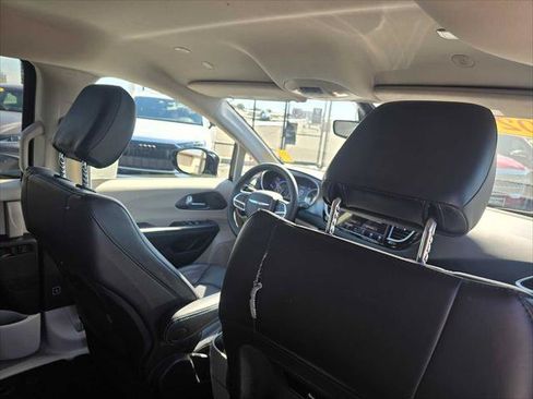 Used 2024 Chrysler Pacifica Touring-L FWD image 14
