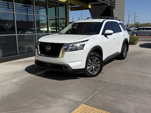 Used 2025 Nissan Pathfinder SV FWD image 2