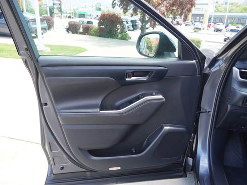 Certified 2024 Toyota Highlander XSE image 17