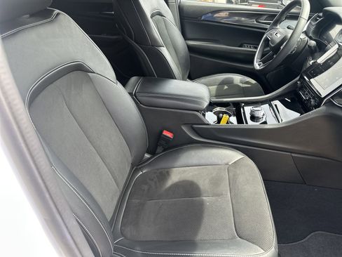 Used 2023 Jeep Grand Cherokee Altitude image 30