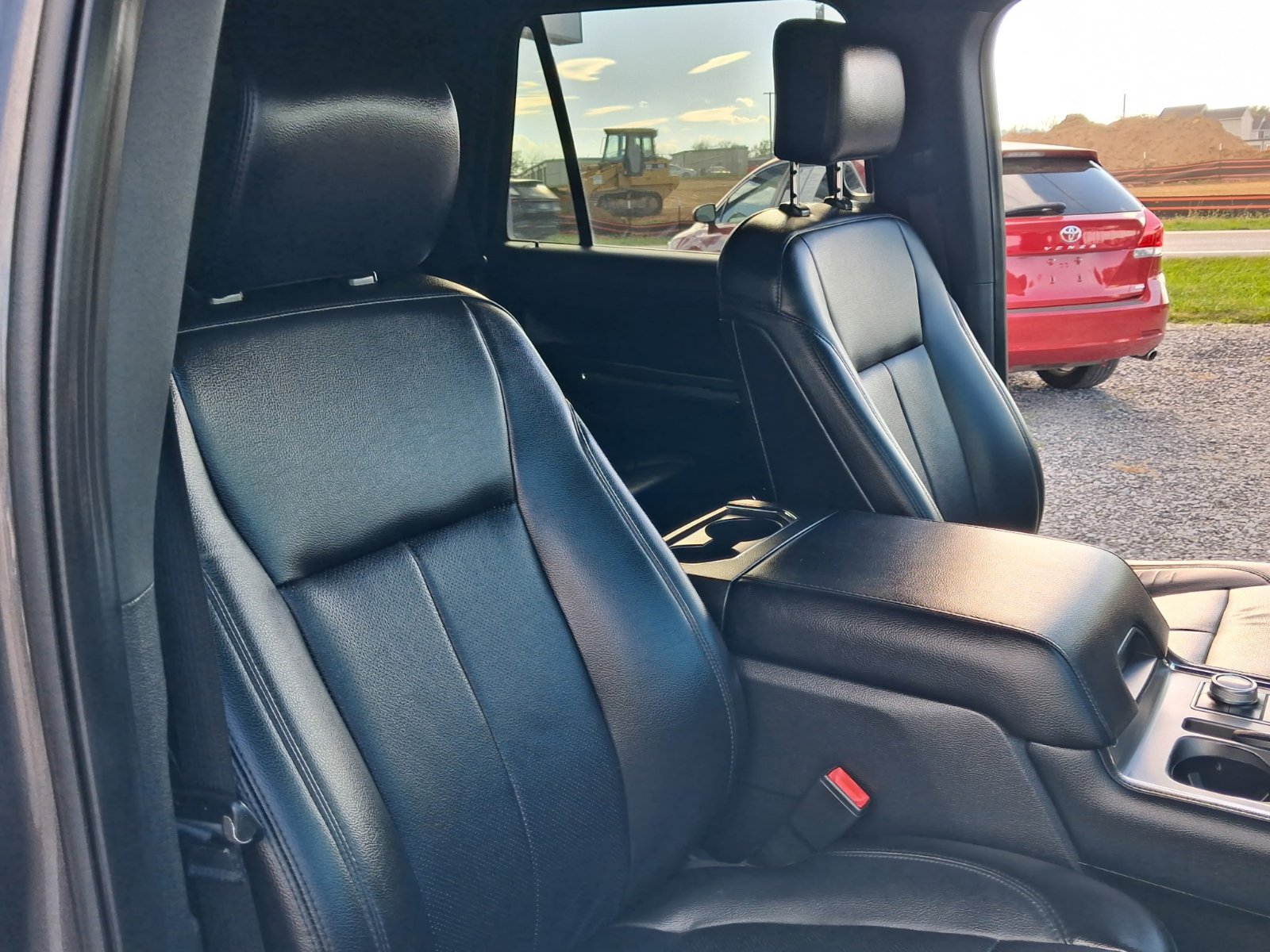 Used 2020 Ford Expedition XLT w/ Equipment Group 202A AWD/4WD image 25
