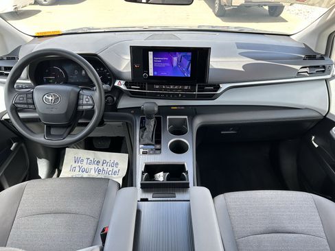Certified 2025 Toyota Sienna LE FWD image 21