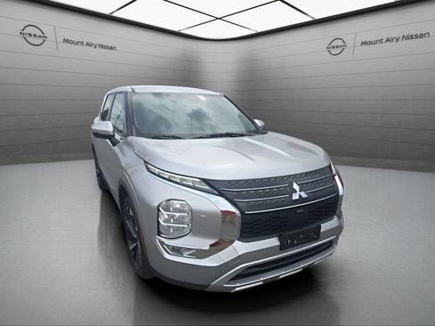 Used 2024 Mitsubishi Outlander SE AWD/4WD image 2