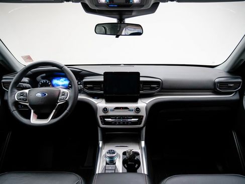 Used 2023 Ford Explorer XLT w/ Equipment Group 202A image 27