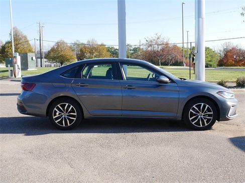 Certified 2025 Volkswagen Jetta SE image 8