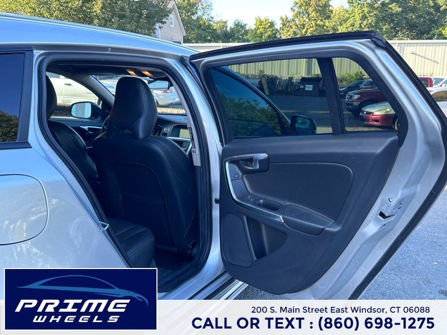 Used 2017 Volvo V60 T5 Cross Country Platinum w/ Climate Package AWD/4WD image 14