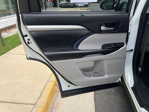 Used 2018 Toyota Highlander XLE AWD/4WD image 17