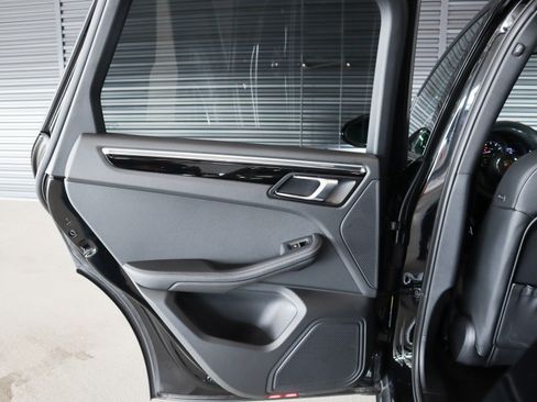 Certified 2025 Porsche Macan image 27