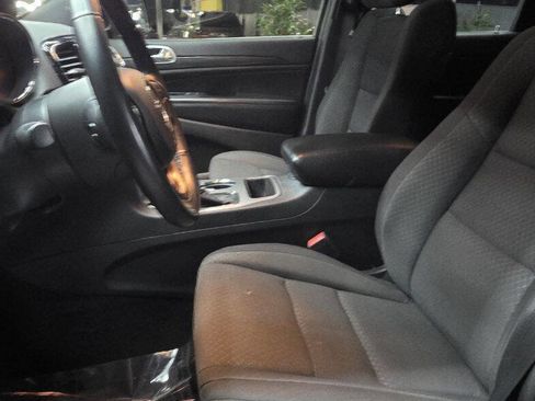 Used 2019 Jeep Grand Cherokee Laredo w/ 18" Wheel & 8.4" Radio Group image 12