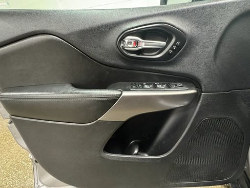 Used 2019 Jeep Cherokee Limited image 11