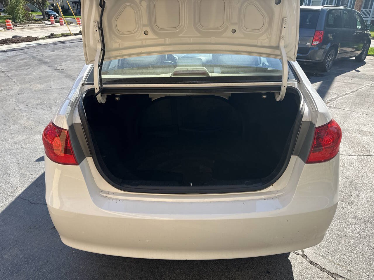 Used 2010 Hyundai Elantra GLS FWD image 9