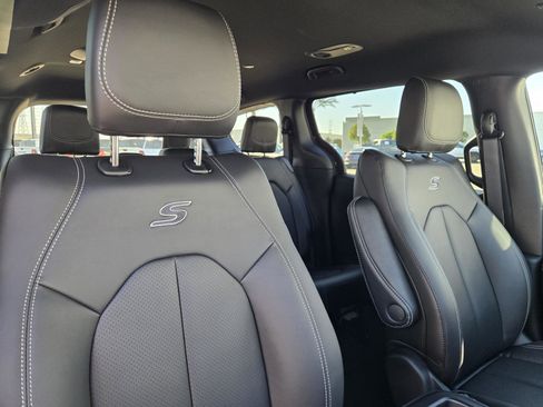 New 2026 Chrysler Pacifica Select image 31