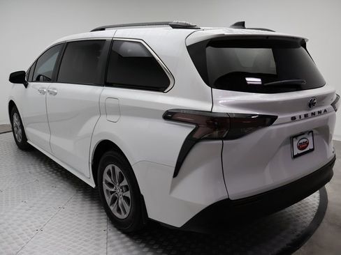 Used 2024 Toyota Sienna XLE image 11