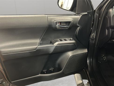 Used 2017 Toyota Tacoma TRD Sport w/ Tow Package AWD/4WD image 24