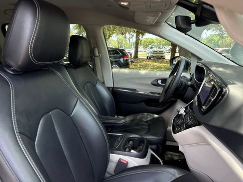 Used 2023 Chrysler Pacifica Touring-L FWD image 29