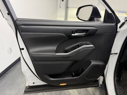 Used 2024 Toyota Highlander XLE image 11