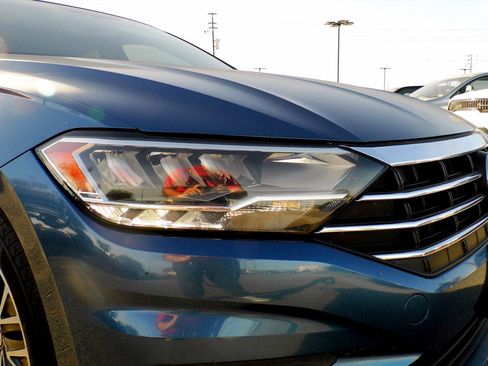 Used 2021 Volkswagen Jetta SE w/ SE Cold Weather Package image 9