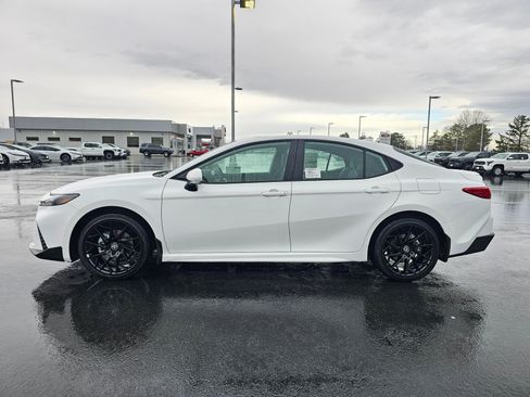 Used 2026 Toyota Camry Hybrid AWD/4WD image 2