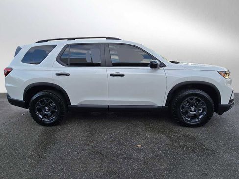 Used 2025 Honda Pilot TrailSport image 2