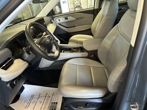 Used 2025 Ford Explorer Active w/ Active Comfort Package image 34